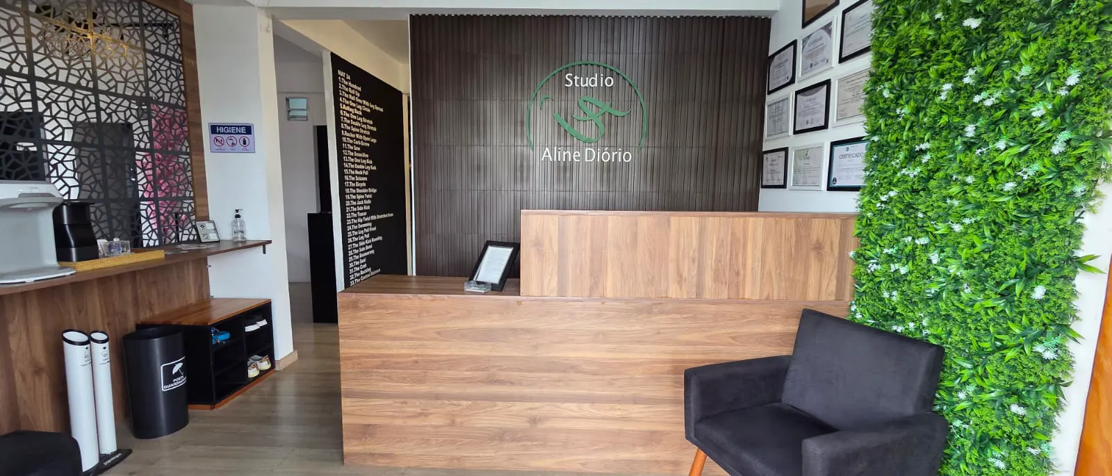 Recepção e sala de espera do Studio Aline Diório